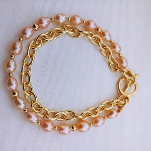 Brățară cu perle roz și lanț aur